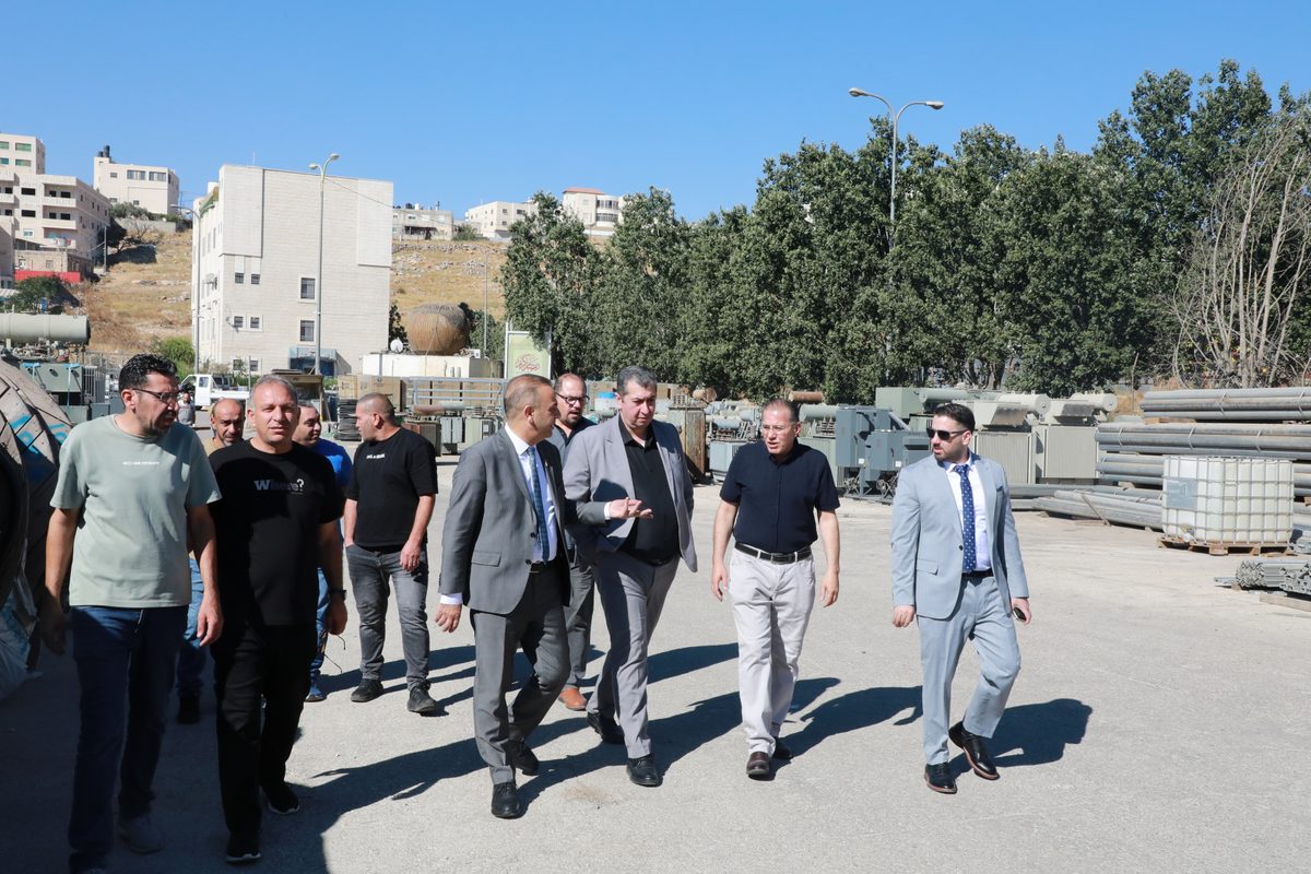 تعزيزاً لجودة الخدمات… رئيس بلدية الخليل يتفقد المبنى الفني لكهرباء الخليل ويؤكد أهمية تطوير الخدمات الكهربائية